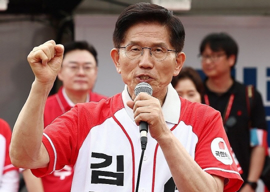 국민의힘 김문수 대선 후보가 21일 경기 동두천시 지행역 광장에서 유세를 하고 있다. 연합뉴스